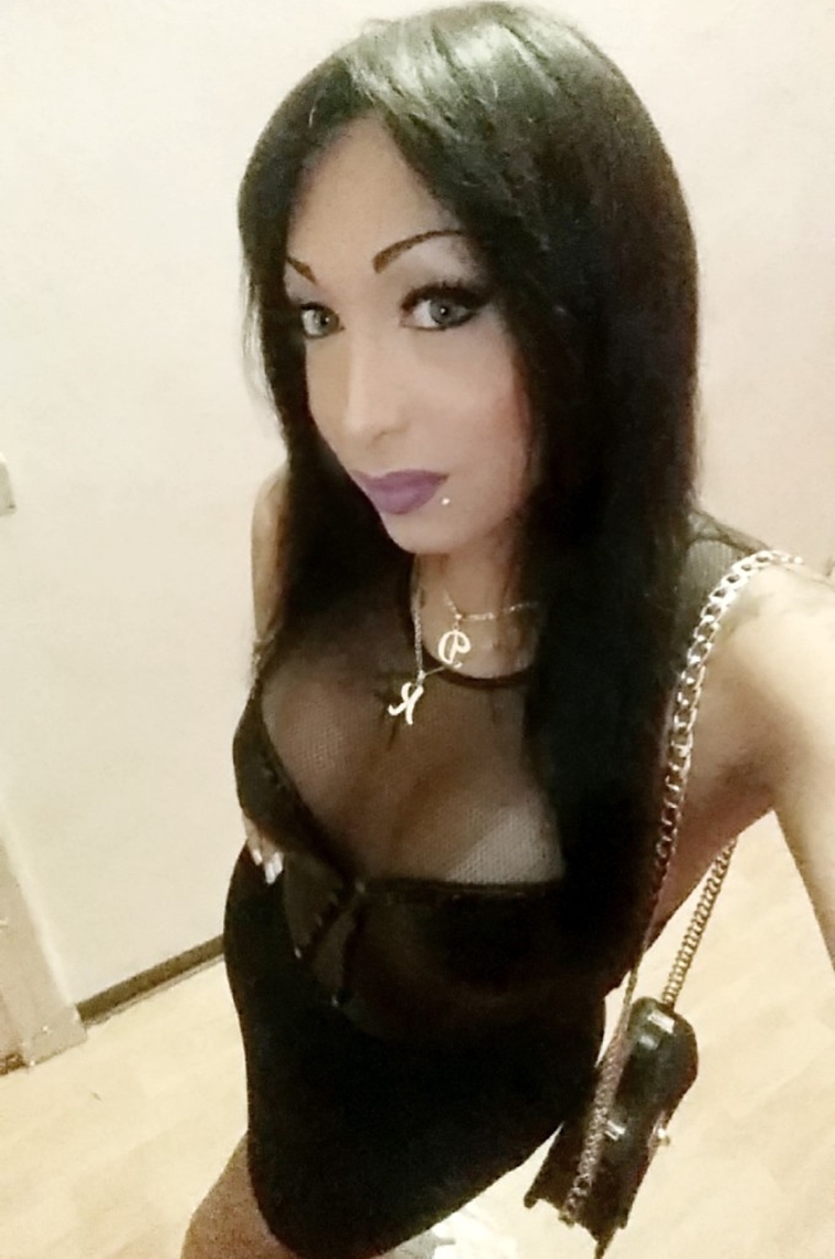 Pornostar TRANSEX TUTTO VERO E REALE!!!!!!! FALLO DIVENTARE DURO NELLA MIA BOCCA MENTRE TE LO SUCCHIO TUTTO  