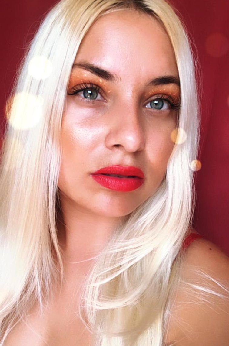 Mihaela Se vuoi toccare il cielo con un dito vieni a trovarmi 