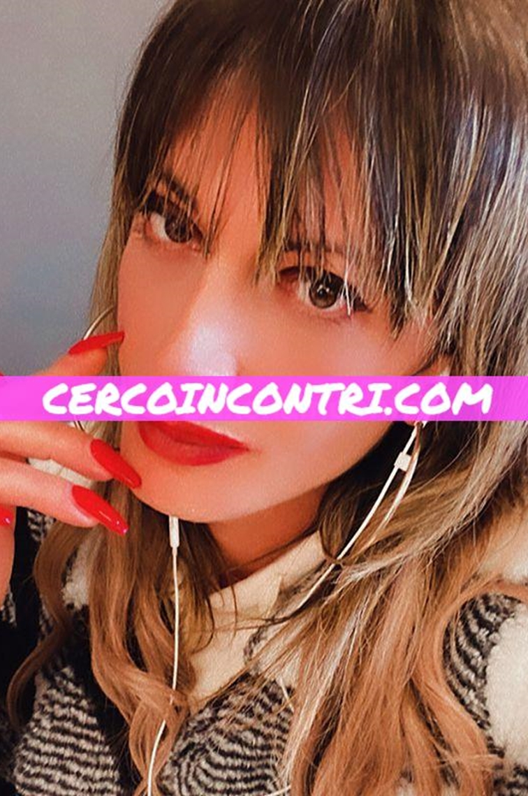 VERONICA PIOGGIA DORATA VENUTA A FIUME BASTONE STUPENDO E QUANDO ME LO CIUCCI SPRUZZO TUTTO DA FARTI LA DOCCIA  